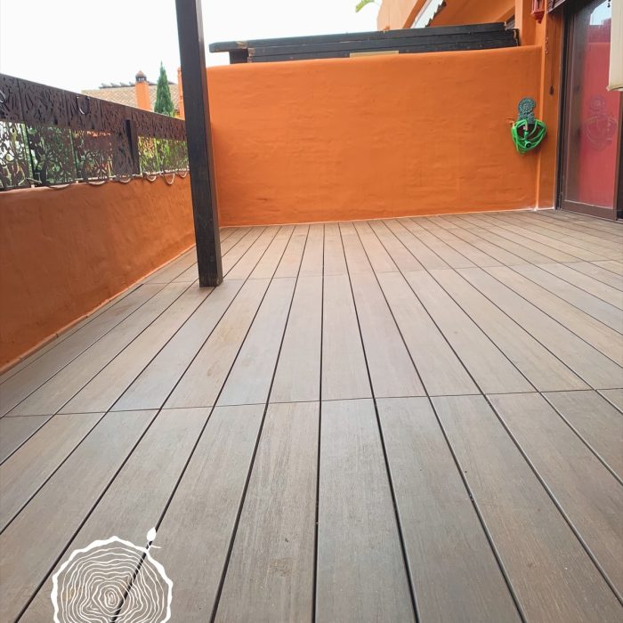 Tarima de madera en el exterior de un negocio, añadiendo un toque sofisticado a la entrada